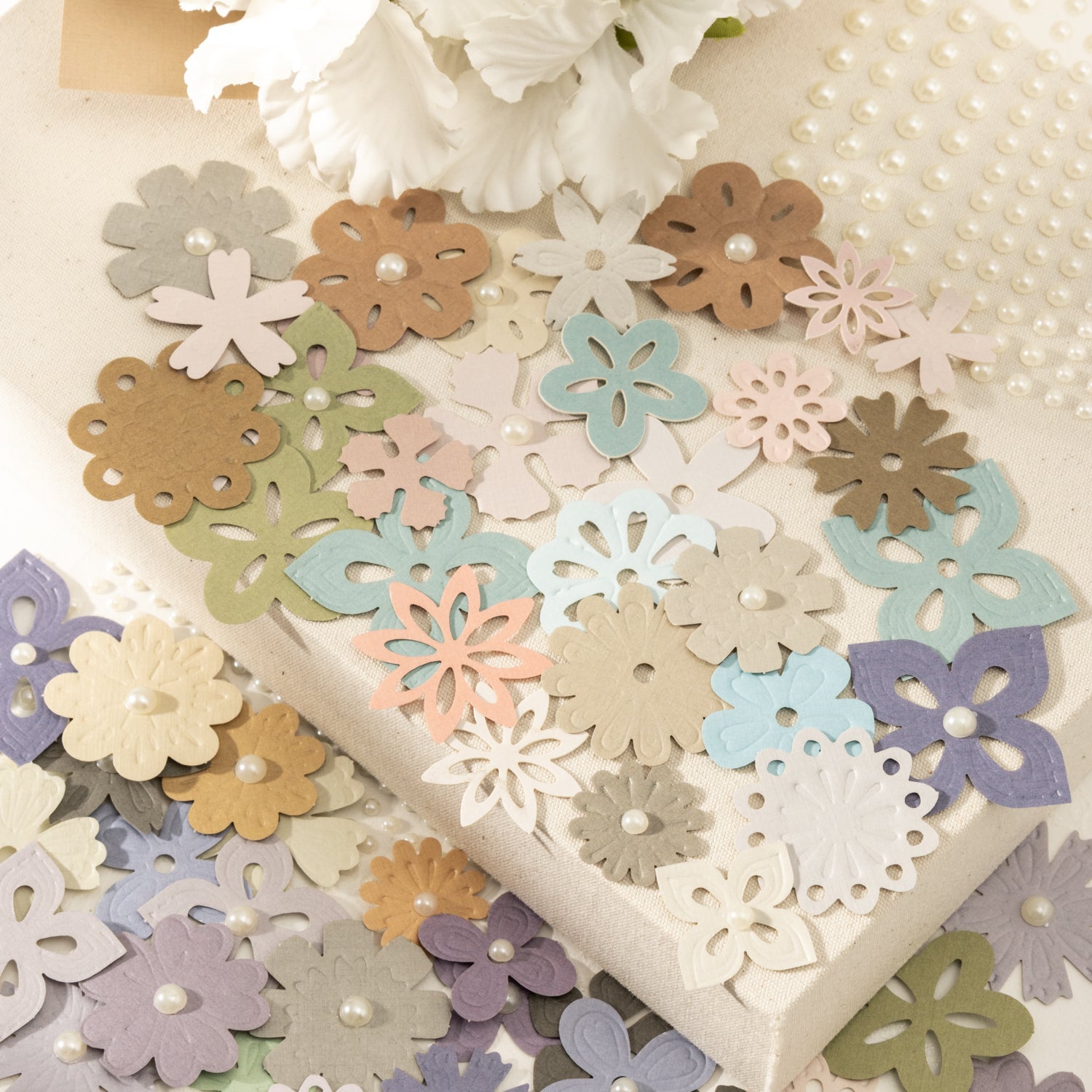0705 Flowers and pearls die cut Mixed pack -30Pcs each pack