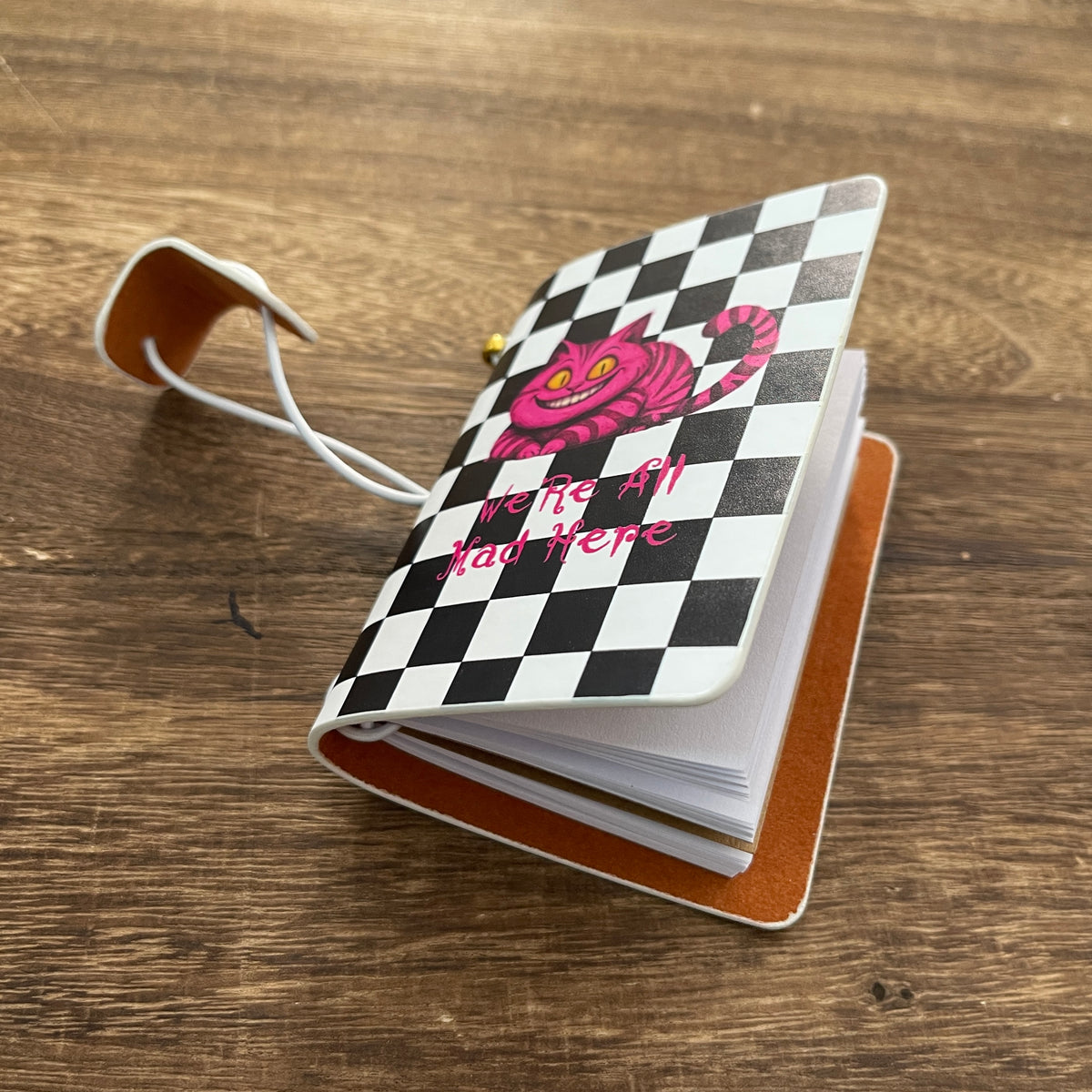 Notebook side with elastic band