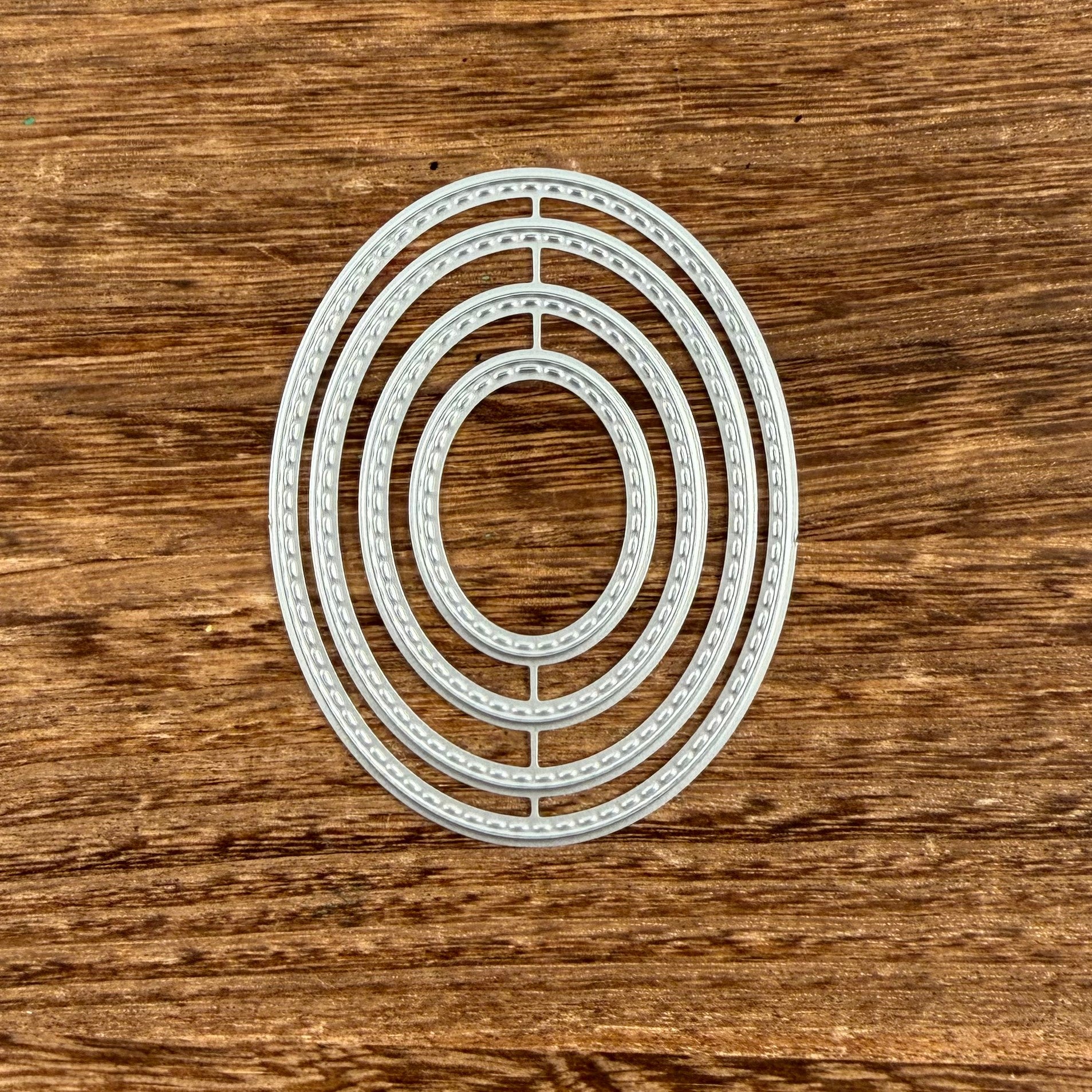 Oval cutting dies cut