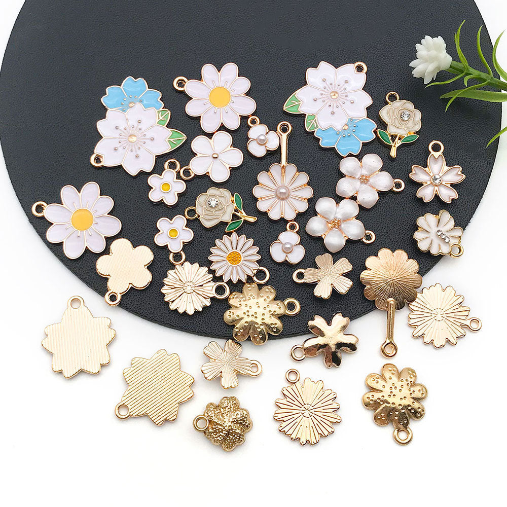 White Flowers Mixed Charms 30 psc